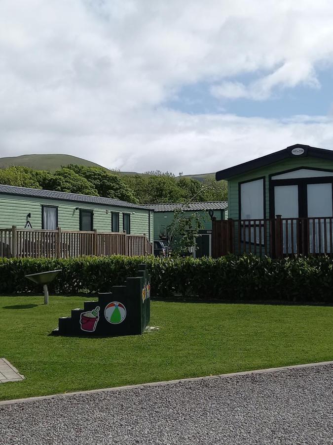 Adorable Caravan In Western Lakes Campsite Workington